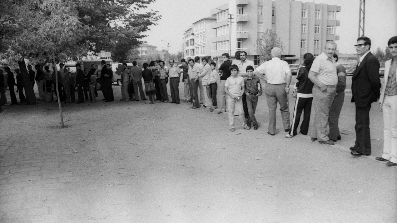 12 Eylül 1980 sabahı temel ihtiyaçlarını karşılamak isteyen vatandaşlar fırınların önünde uzun kuyruklar oluşturdu. (Arşiv)