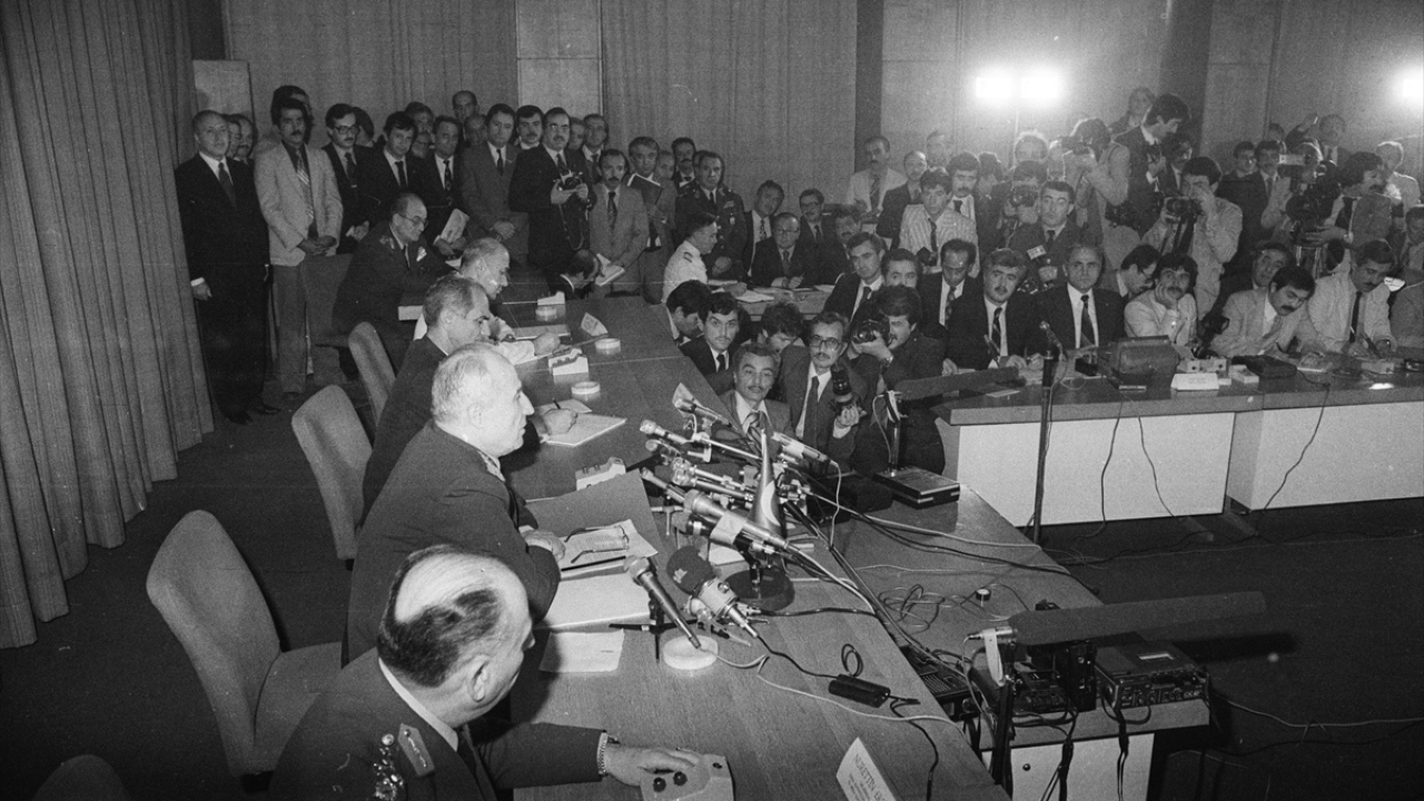 MGK Başkanı ve Genelkurmay Başkanı Orgeneral Kenan Evren, basına ilk açıklamasını 12 Eylül 1980`de TBMM`de yaptı. (Arşiv)