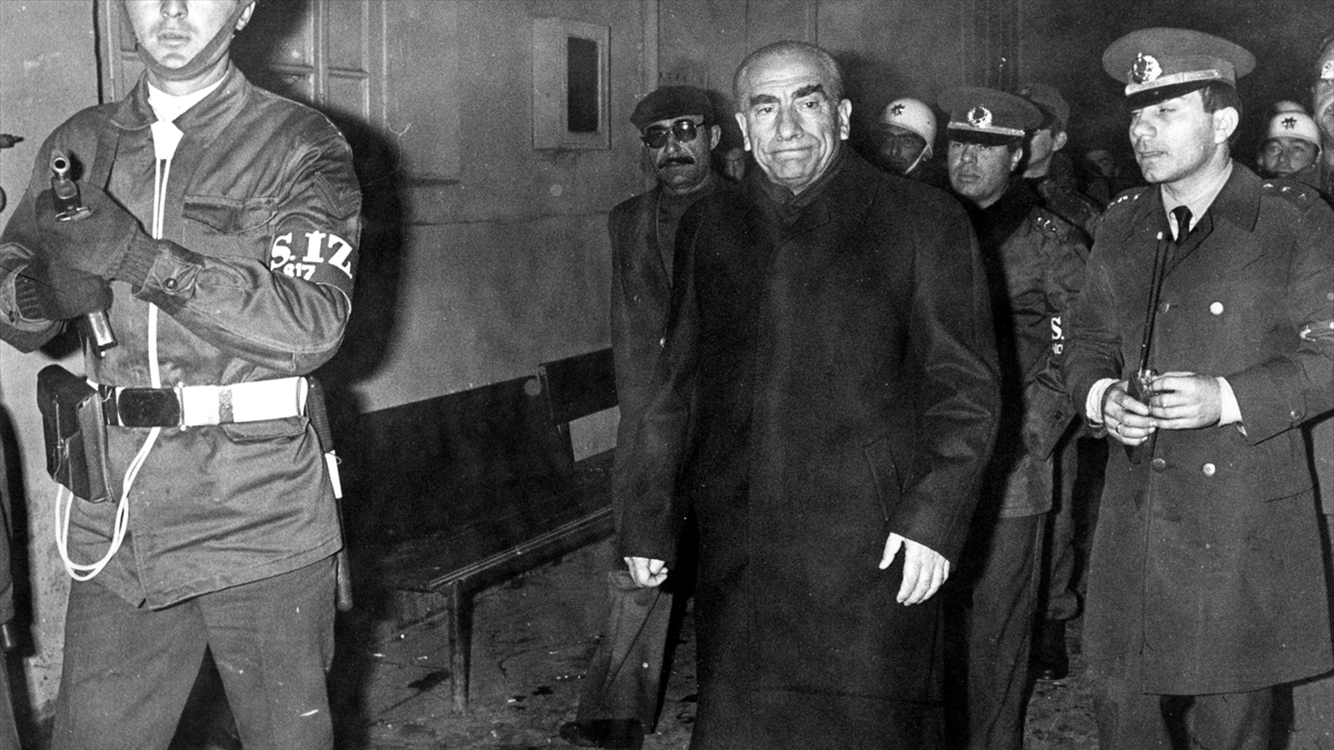 Milliyetçi Hareket Partisi (MHP) Genel Başkanı Alparslan Türkeş (ortada), 11 Aralık 1980`de Ankara Adliyesi`nde ifade verdi. (Arşiv)