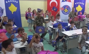 Türk askeri, Kosovalı öğrencilerin yüzünü güldürdü