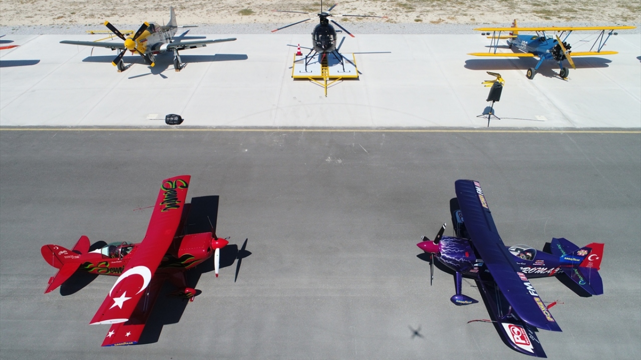 Türkiye`nin ilk profesyonel akrobasi pilotu Ali İsmet Öztürk, "Mor Menekşe" adlı uçağıyla, Türkiye`nin tek sivil kadın akrobasi pilotu kızı Semin Öztürk Şener de kırmızı renkli "Pitts S2-B" uçağıyla gökyüzünü renklendirecek.