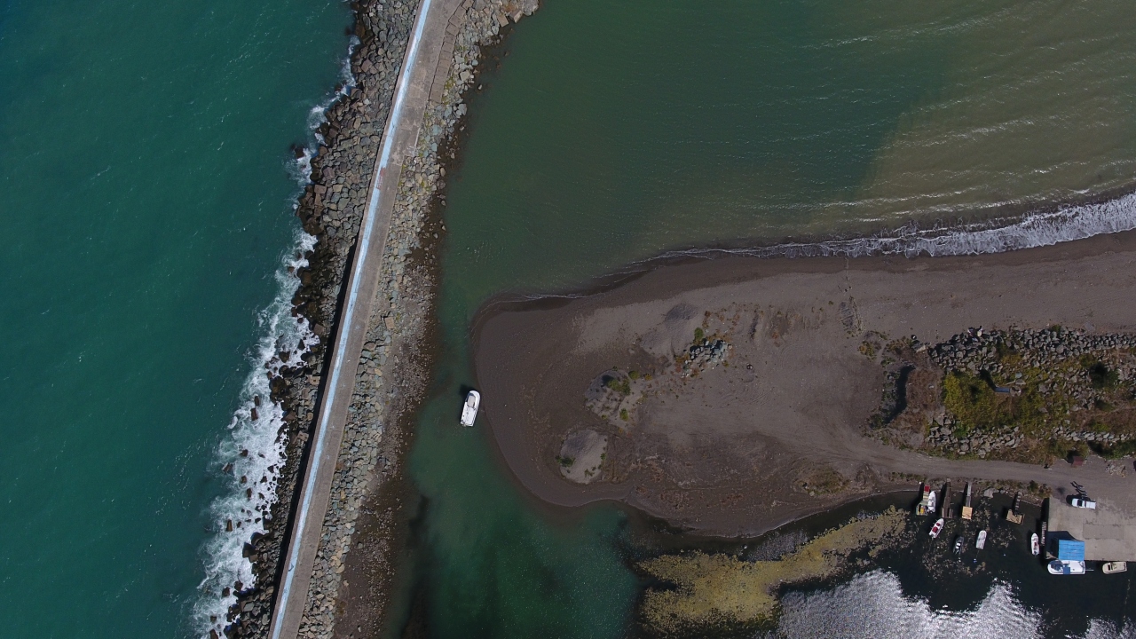 Önemli geçim kaynağının balıkçılık olduğu ilçede, balıkçı barınağının ağzı, dalgaların taşıdığı kum nedeniyle kapanınca, teknelerin çoğu denize çıkartılamadı.
