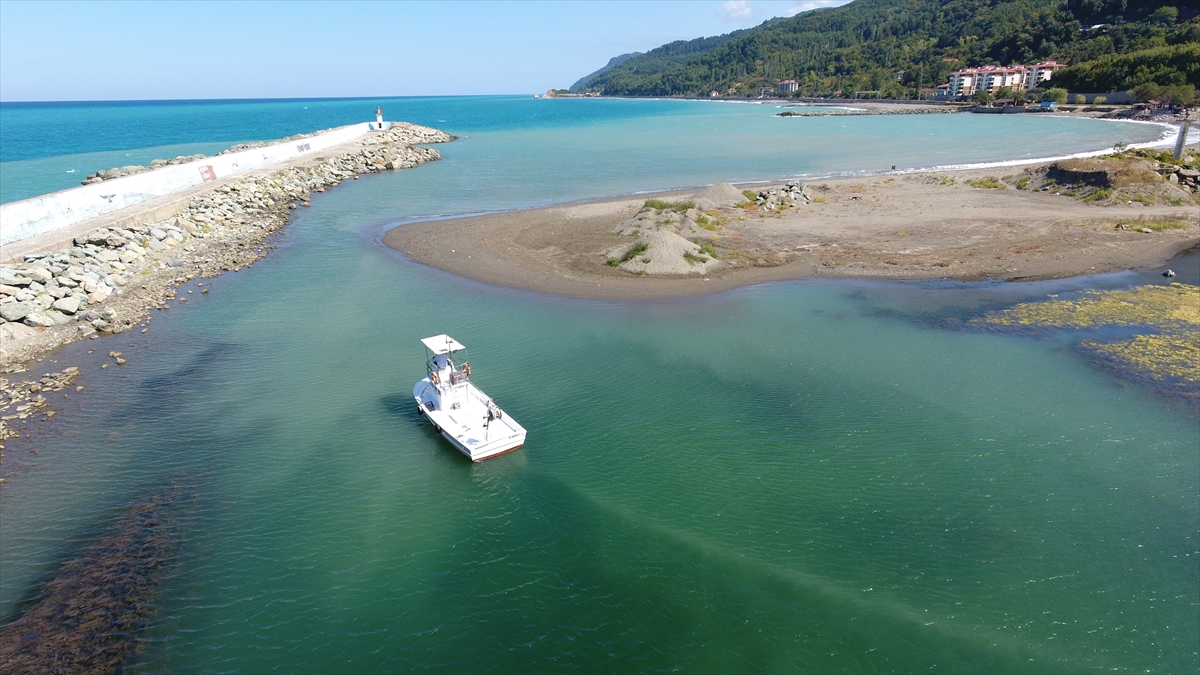 Bazı balıkçılar, küçük teknelerini güçlükle barınaktan çıkartıp çevredeki barınaklara götürdü. 