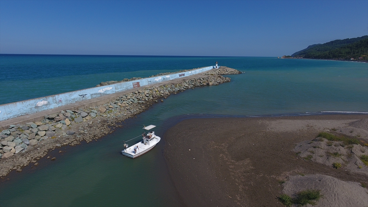 Ağ yüklü tekneler, sezon başlamasına rağmen "Vira Bismillah" diyemeden barınakta kaldı. Kuma oturan bazı küçük tekneler ise diğer balıkçıların yardımıyla kurtarıldı.