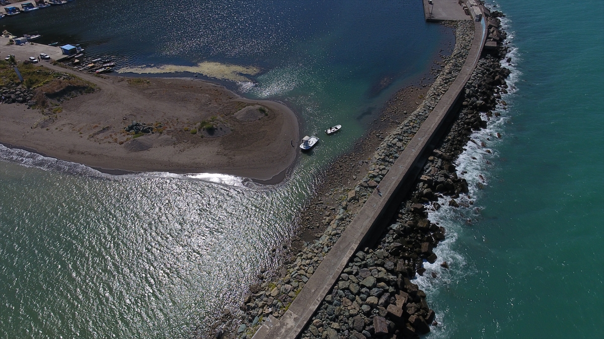 Barınaktan çıkarmak istediği sandalı, mendireğin çıkışında taşlık alana çarpıp hasar gören Nevzat Işık ise yaşadıkları soruna çözüm bulunmasını istedi.