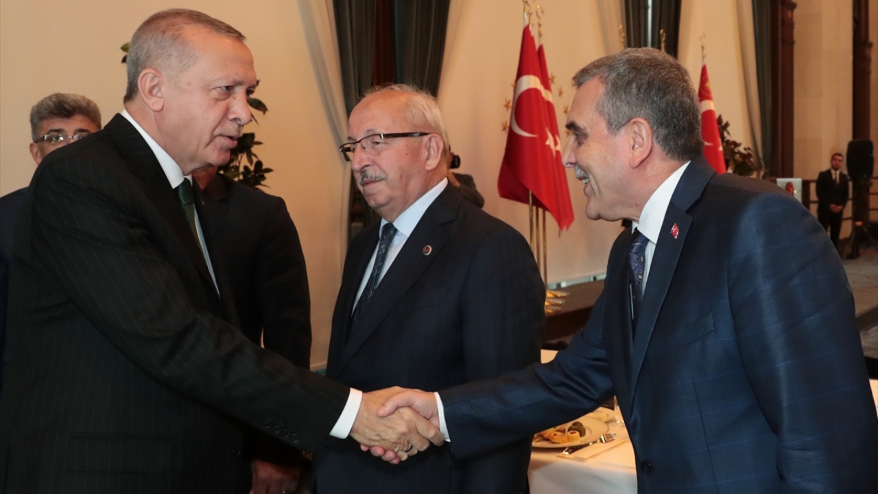Cumhurbaşkanı Erdoğan, Şanlıurfa Büyükşehir Belediye Başkanı Zeynel Abidin Beyazgül ve Tekirdağ Büyükşehir Belediye Başkanı Kadir Albayrak ile tokalaştı.