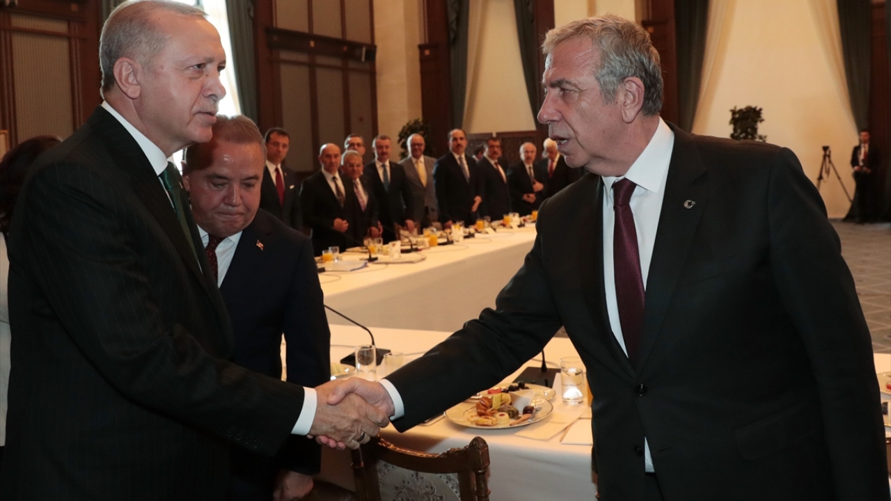 Cumhurbaşkanı Erdoğan, Ankara Büyükşehir Belediye Başkanı Mansur Yavaş ile tokalaştı.