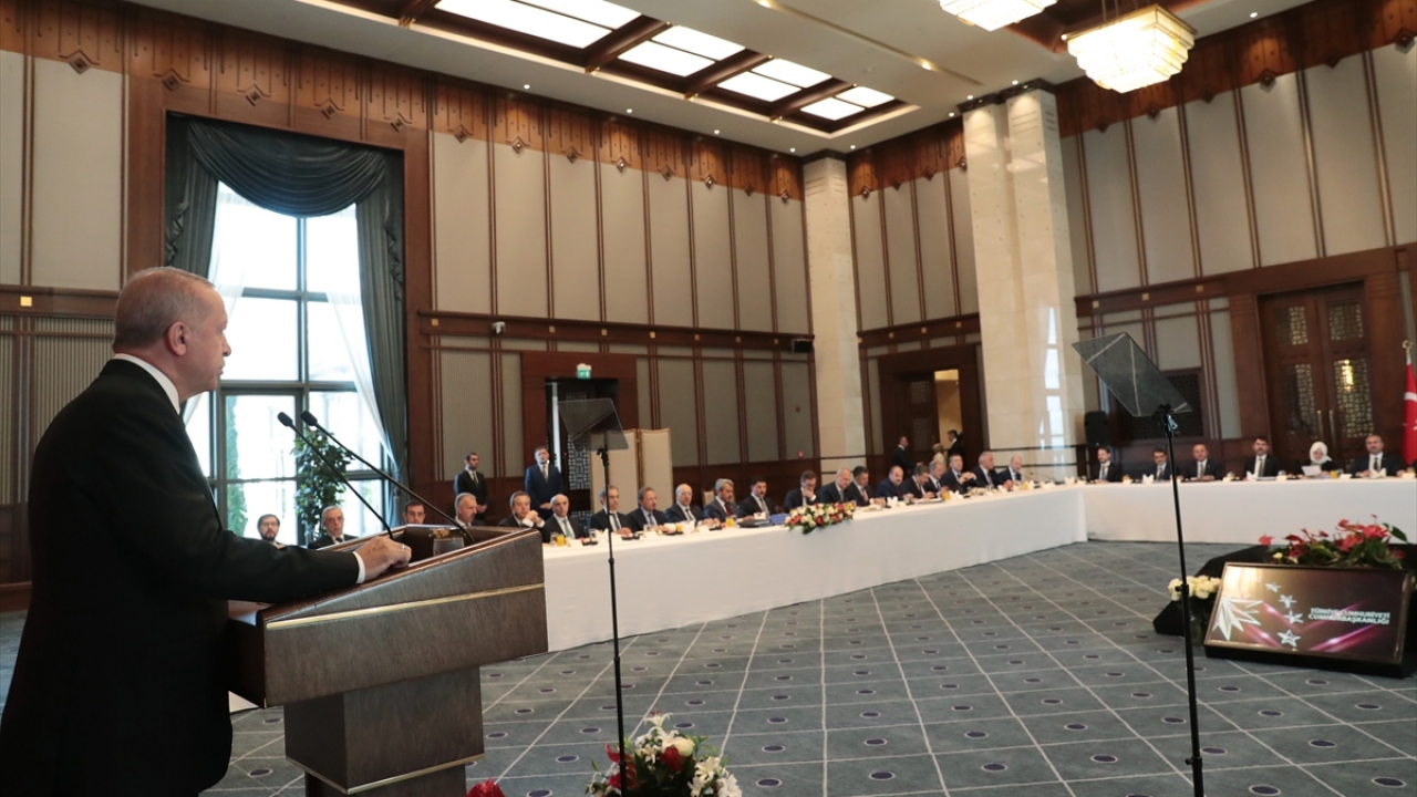 Cumhurbaşkanı Recep Tayyip Erdoğan, Cumhurbaşkanlığı Külliyesi`nde Büyükşehir Belediye Başkanları Toplantısı`na katılarak konuşma yaptı.