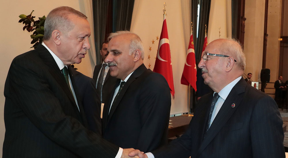 Cumhurbaşkanı Erdoğan, Trabzon Büyükşehir Belediye Başkanı Murat Zorluoğlu ve Tekirdağ Büyükşehir Belediye Başkanı Kadir Albayrak ile tokalaştı.