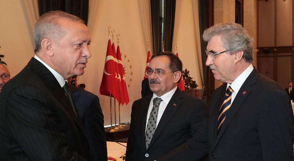 Cumhurbaşkanı Erdoğan, Sakarya Büyükşehir Belediye Başkanı Ekrem Yüce ve Samsun Büyükşehir Belediye Başkanı Mustafa Demir ile tokalaştı.