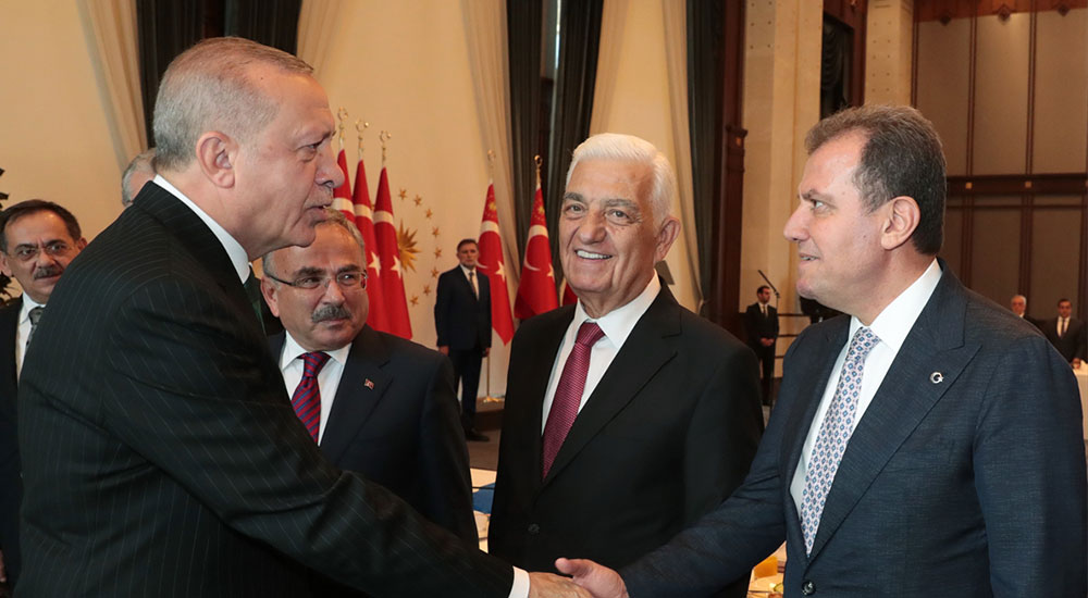 Cumhurbaşkanı Erdoğan, Muğla Büyükşehir Belediye Başkanı Osman Gürün ve Ordu Büyükşehir Belediye Başkanı Mehmet Hilmi Güler ile tokalaştı.