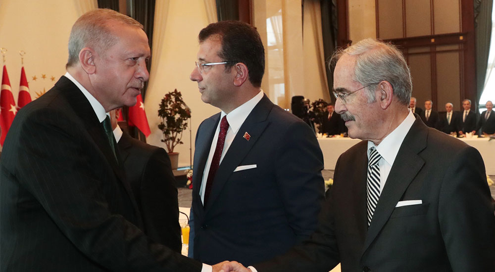 Cumhurbaşkanı Erdoğan, Eskişehir Büyükşehir Belediye Başkanı Yılmaz Büyükerşen ile tokalaştı.