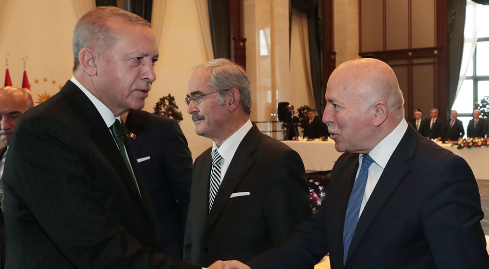 Cumhurbaşkanı Erdoğan, Erzurum Büyükşehir Belediye Başkanı Mehmet Sekmen ile tokalaştı.