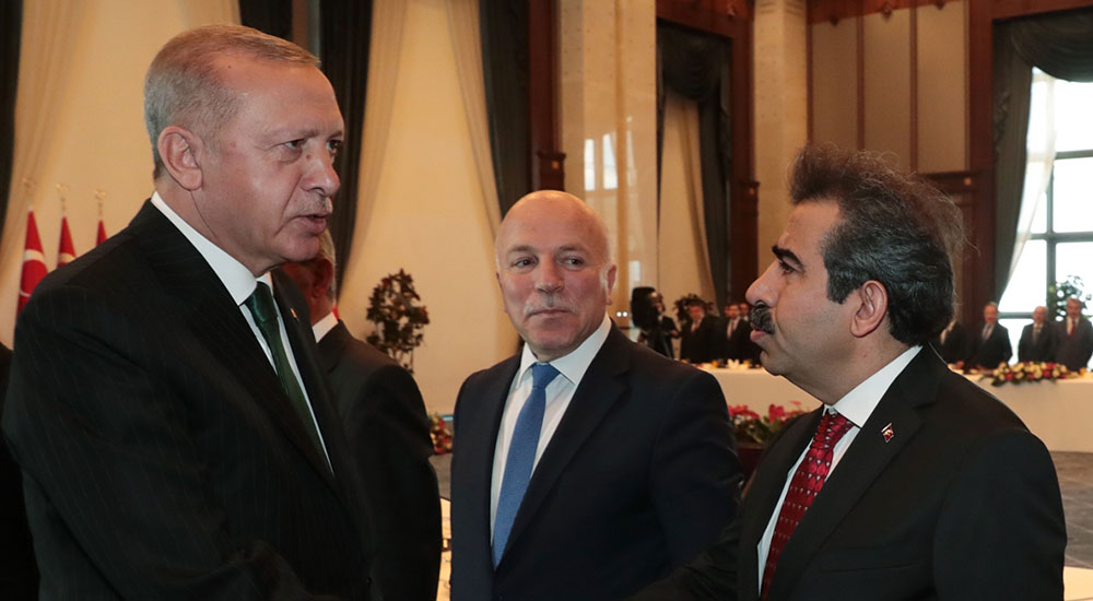 Cumhurbaşkanı Erdoğan, Diyarbakır Büyükşehir Belediye Başkan Vekili ve Vali Hasan Basri Güzeloğlu ve Erzurum Büyükşehir Belediye Başkanı Mehmet Sekmen ile tokalaştı.