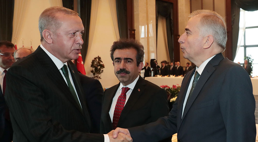 Cumhurbaşkanı Erdoğan, Denizli Büyükşehir Belediye Başkanı Osman Zolan ve Diyarbakır Büyükşehir Belediye Başkan Vekili Vali Hasan Basri Güzeloğlu ile tokalaştı.