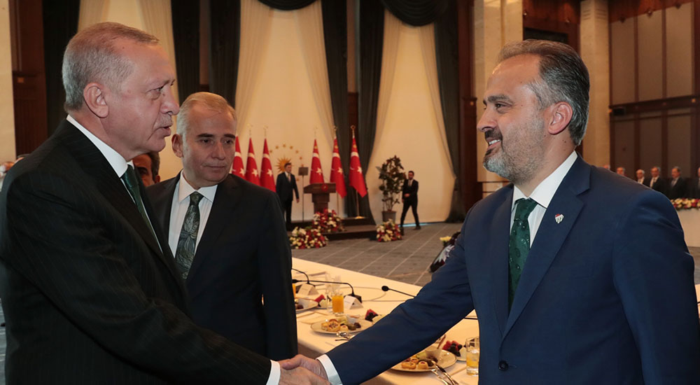 Cumhurbaşkanı Erdoğan, Bursa Büyükşehir Belediye Başkanı Alinur Aktaş ve Denizli Büyükşehir Belediye Başkanı Osman Zolan ile tokalaştı.