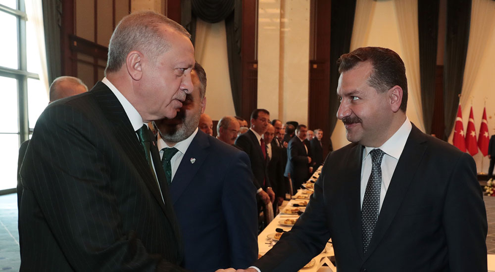Cumhurbaşkanı Erdoğan, Balıkesir Büyükşehir Belediye Başkanı Yücel Yılmaz ile tokalaştı.