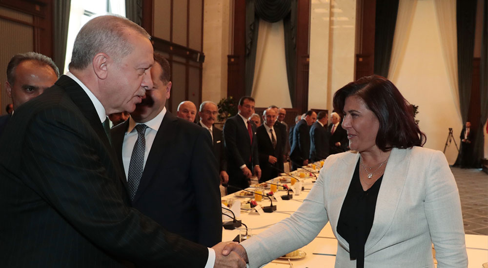 Cumhurbaşkanı Erdoğan, Aydın Büyükşehir Belediye Başkanı Özlem Çerçioğlu ile tokalaştı.