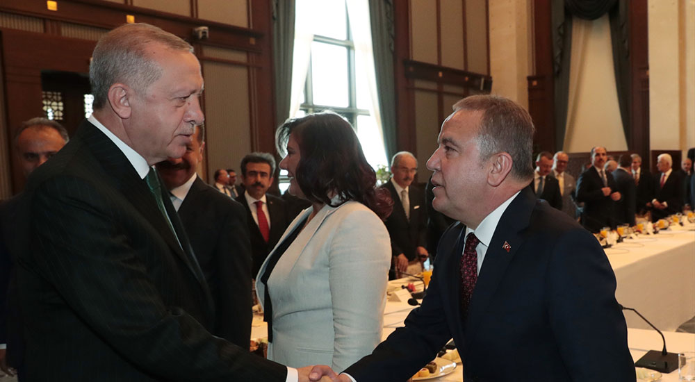 Cumhurbaşkanı Erdoğan, Antalya Büyükşehir Belediye Başkanı Muhittin Böcek ile tokalaştı.
