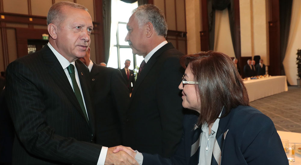 Cumhurbaşkanı Erdoğan, Gaziantep Büyükşehir Belediye Başkanı Fatma Şahin ile tokalaştı.