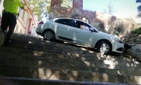 Yol diye sonu uçurum olan merdivene sürdü, duvara çarparak durabildi