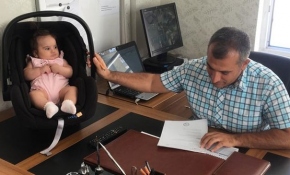 Okul müdürü dersler aksamasın diye öğretmenin çocuğuna bakıyor