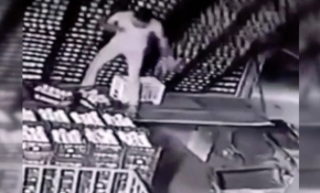 Onlarca şeftali kasasının altında kaldı