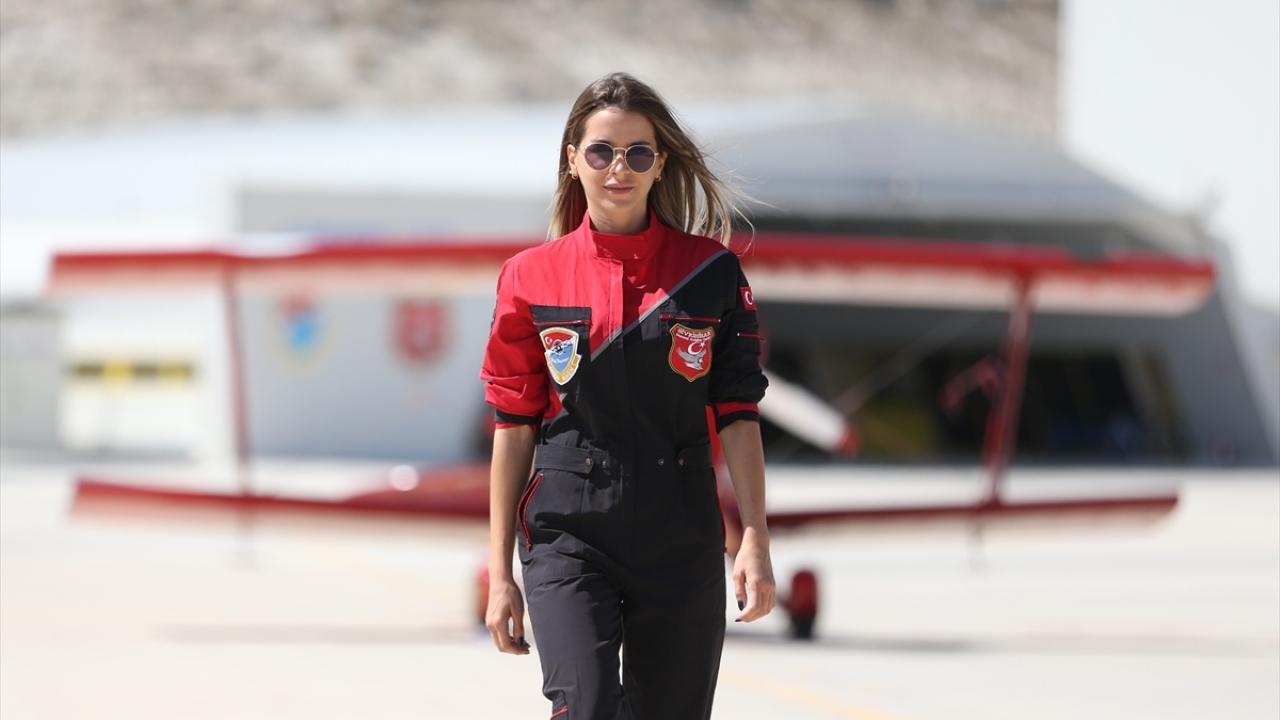 Sivrihisar Uluslararası Sportif Havacılık Merkezi tarafından Necati Artan Tesisleri`nde bu yıl 4`üncüsü organize edilen, 14-15 Eylül`deki "Sivrihisar Hava Gösterileri 2019" için hazırlıklarını tamamlayan Şener, 25`inci uçuşunu bekliyor.