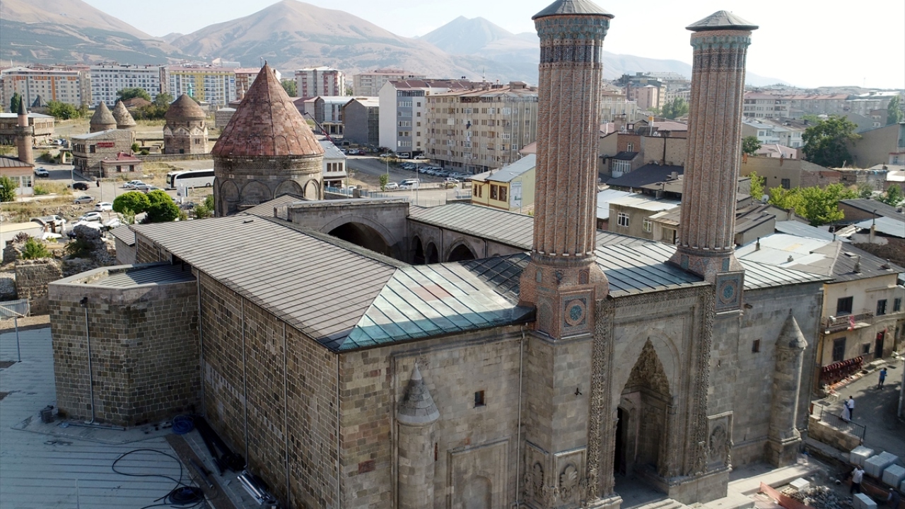 Roma dönemi sonrası Gürcüler, Saltuklular, Moğollar, İlhanlılar, Karakoyunlular, Akkoyunlular ve Osmanlıların hakim olduğu şehir, o dönemlere ait çok sayıda eseri bünyesinde barındırıyor. 