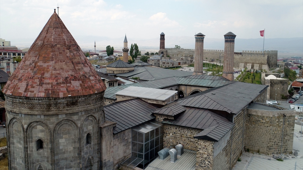 "Anadolu`ya ve Erzurum`a sahip çıkmamız lazım"