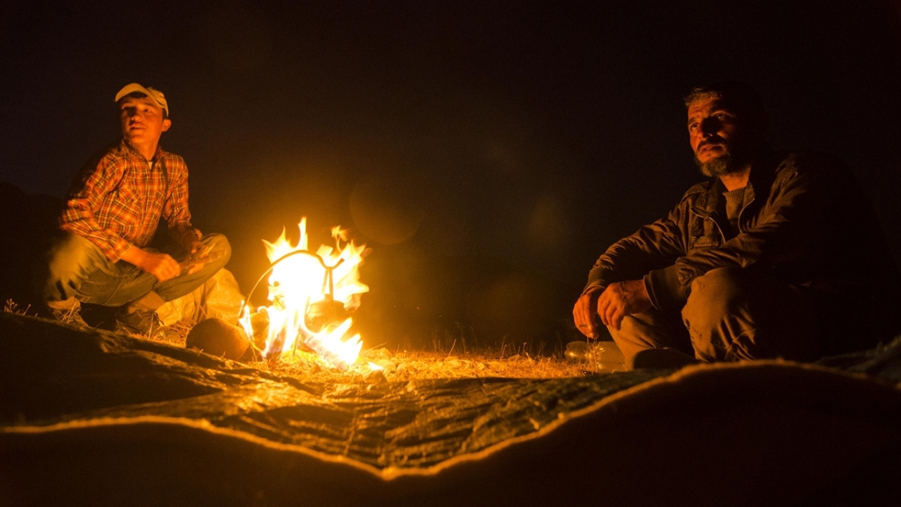 Bölgedeki yüksek rakımlı yaylalarda yaklaşık 3 ay çadırlarda konaklayan göçerler, ilkbaharda zayıf ve bakımsız olan koyunlarını üç katlı canlı hayvan taşıma araçlarıyla yaylaya çıkarırken, dönüş yolculuğunda ise koyun sürülerini yaya olarak köylerine götü