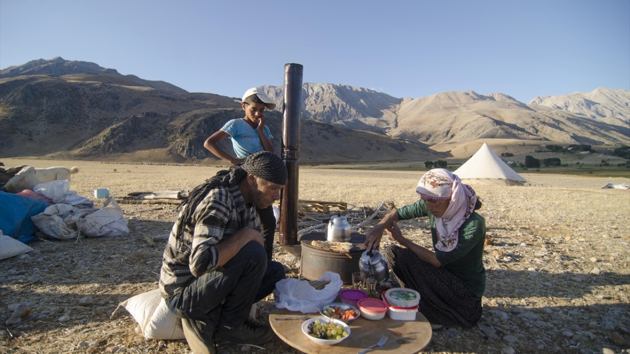 Ailesiyle yayladan köye dönen Fadile Demir ise göçerlerin yaşamının zorlu olduğunu, koyun sağımı yapıp peynir tuzlama ile uğraştığını kaydetti.