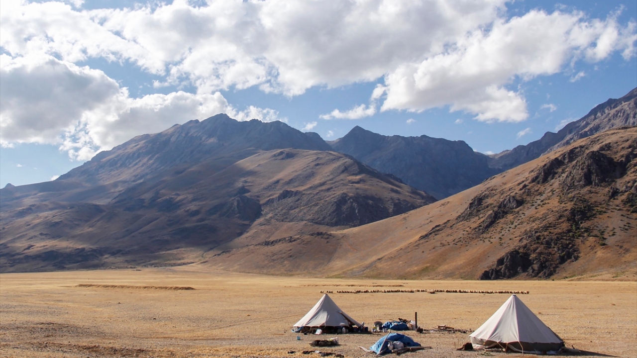 İlçedeki belirli alanlarda çadırlar kurup birkaç gün konaklayan göçerler, burada hem koyunlarını dinlendiriyor hem de hayvanlarını sağarak elde ettikleri sütten yapılan "Şavak" tulum peynirini satıp kazanç sağlıyor.
