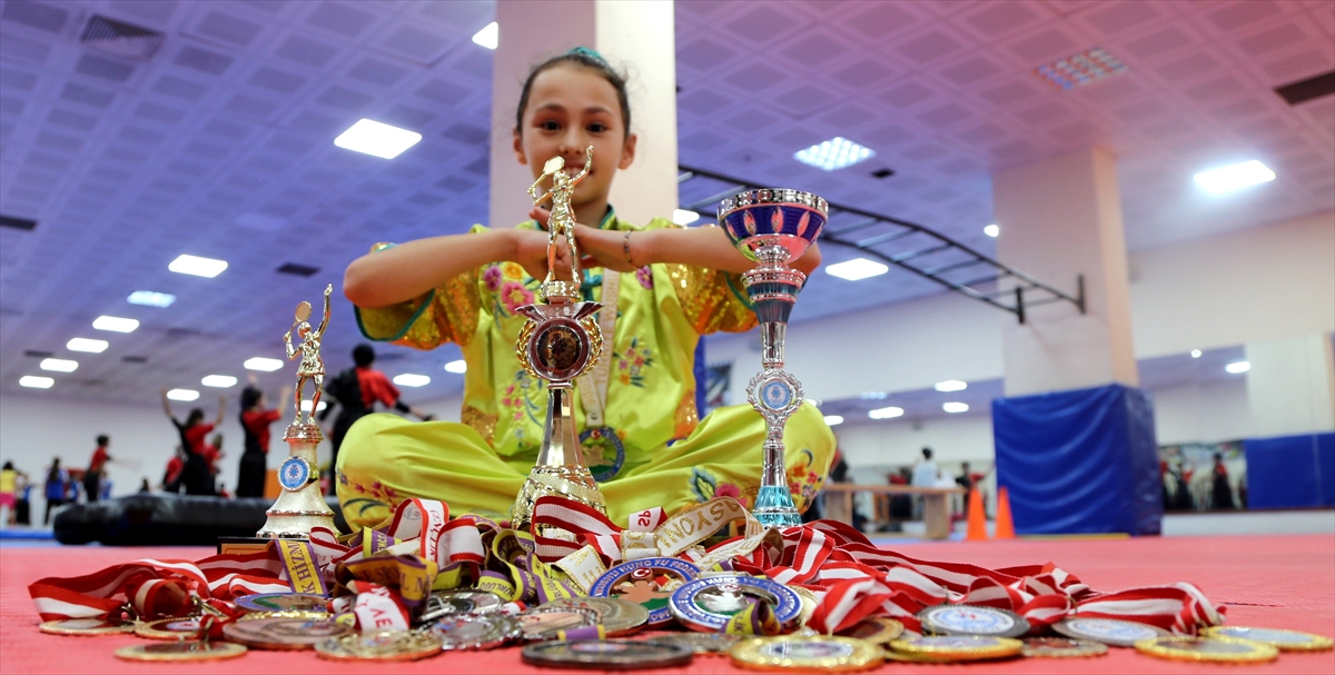 Tuana Akdemir, 4 yaşında sporla tanıştığını ve o günden beri cimnastik, wushu, satranç, yüzme ve tenisle ilgilendiğini söyledi.