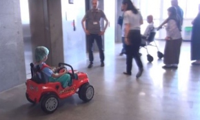 Tekirdağ'da çocuklar ameliyata akülü arabayla gidiyor