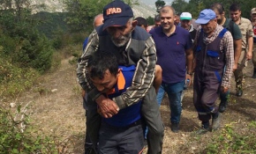 Ekipler ormanda bulunan Emin dedeyi ambulansa kadar sırtında taşıdı