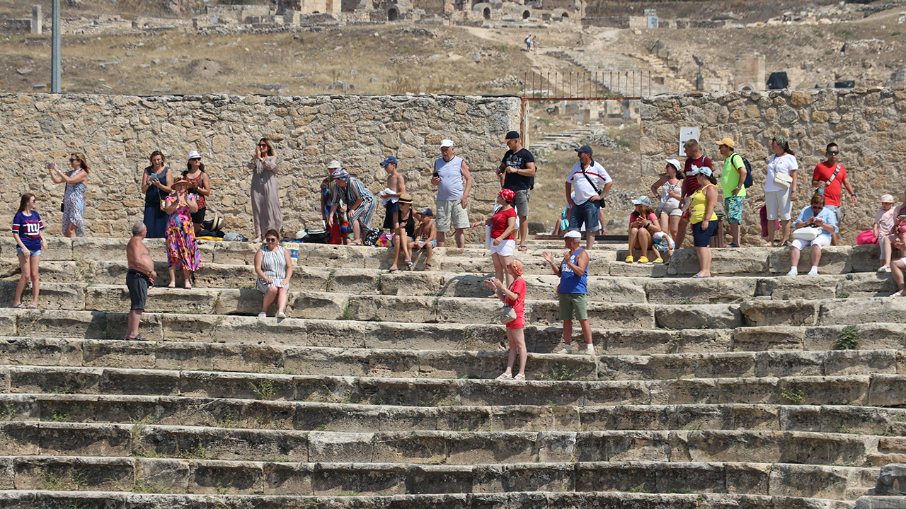 Beyaz travertenleri, şifalı suları, tarihi ve kültürel kalıntılarıyla turistlere geçmişi 2 bin yıl öncesine dayanan uygarlığın izlerini görme imkanı sunan Pamukkale, turist çekmeyi sürdürüyor. 