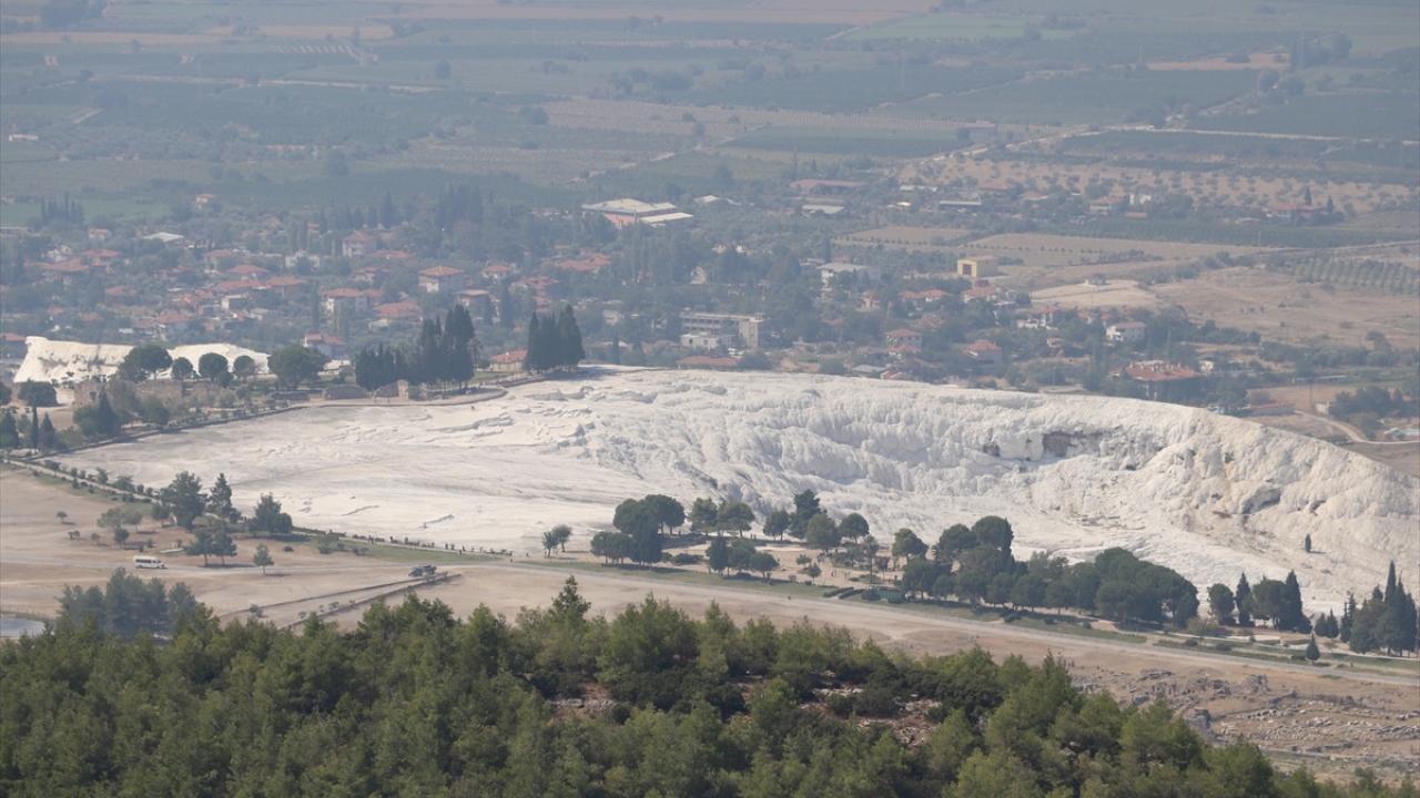 Turistler, travertenleri, şifalı suları, ATV motor ve sıcak hava balon turlarının düzenlendiği bölgenin eşsiz güzelliklerini görmek için Pamukkale`yi tercih ediyor.