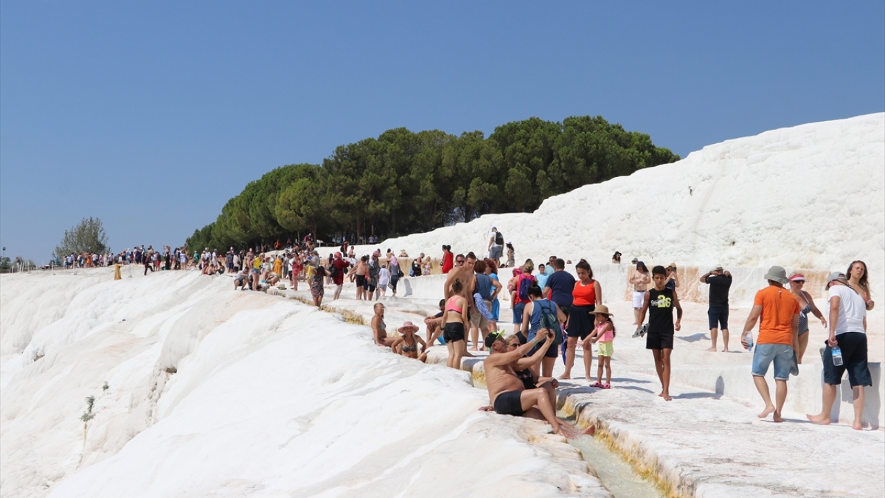 Termal sularıyla şifa dağıtan Pamukkale`nin beyaz travertenleri ve Hierapolis Antik Kenti`ndeki tarihi yapılar, bölgeye dünyanın her yerinden ziyaretçi çekiyor. 