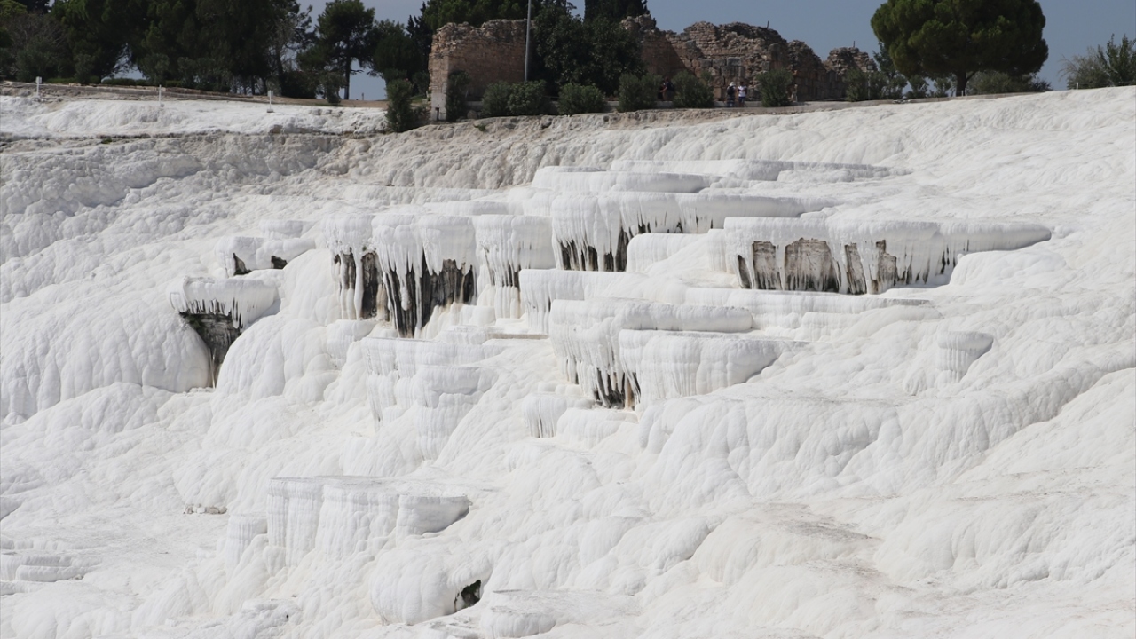 Ayrıca son 4 yılda sıcak hava balon turlarının büyük oranda arttığı Pamukkale`de, günde ortalama 500 turist, güneşin doğuşunu gökyüzünden izleme şansını yakalıyor.