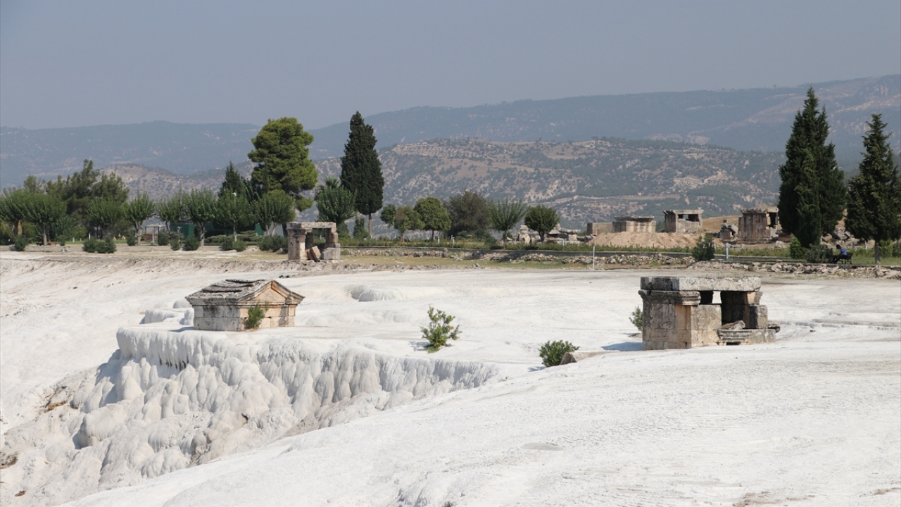 Pamukkale`ye bu yıl ocak ayında 60 bin 152, şubatta 72 bin 55, martta 137 bin 566, nisanda 150 bin 113, mayısta 237 bin 121, haziranda 300 bin 14, temmuzda 370 bin 26 ve ağustosta 405 bin 120 giriş yapıldı.