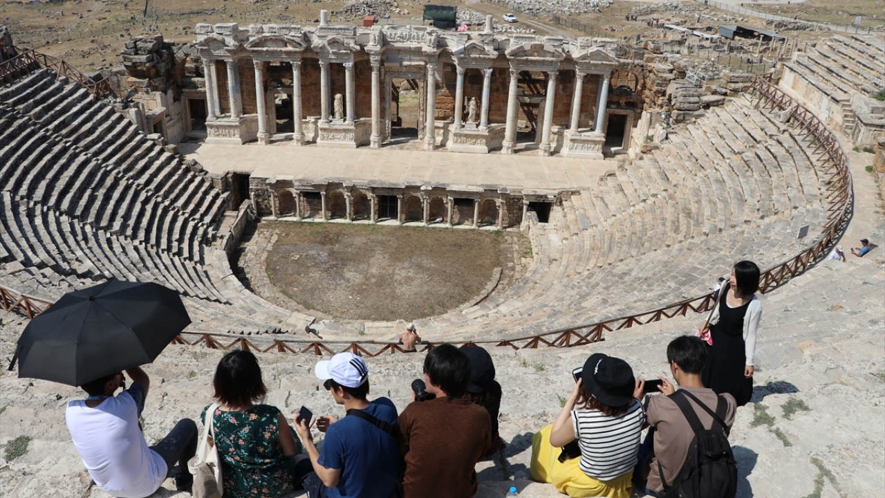 Rehber Fatma Selek, turistlere Pamukkale`yi "Pamuk" şehir olarak tanıttığını, misafirlere antik kentin güzelliklerini aktarmaya çalıştığını ifade etti.