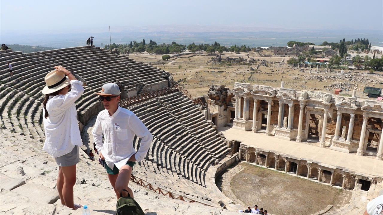 Kanada`dan gelen gurbetçi Ahmet Selim tatilde ülkenin güzelliklerini görmek için seyahat ettiğini ve ilk rotasını Pamukkale seçtiği için mutlu olduğunu anlattı.