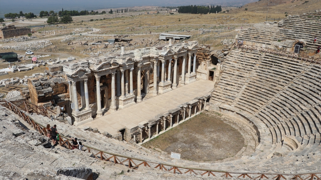 Rehber Fatma Selek, turistlere Pamukkale`yi "Pamuk" şehir olarak tanıttığını, misafirlere antik kentin güzelliklerini aktarmaya çalıştığını ifade etti.