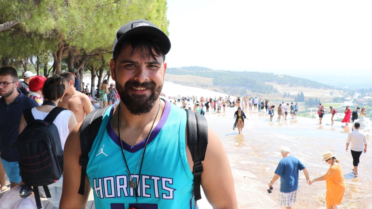 Abu Dabi`den gelen Jons Jorden da Pamukkale`yi kız arkadaşına göstermek için geldiği ve buraya aşık olduğunu vurguladı.