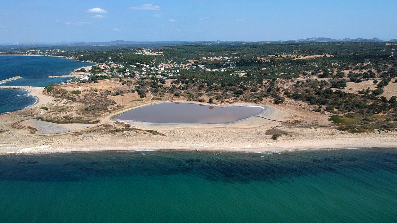Sıcaklık ve tuzluluğun artmasından dolayı "dunaliella salina" adlı mikroskobik bitkisel canlının fazla üremesi nedeniyle ortaya çıkan pembe ve kırmızıya yakın tonlar, göle farklı bir görünüm kazandırıyor.