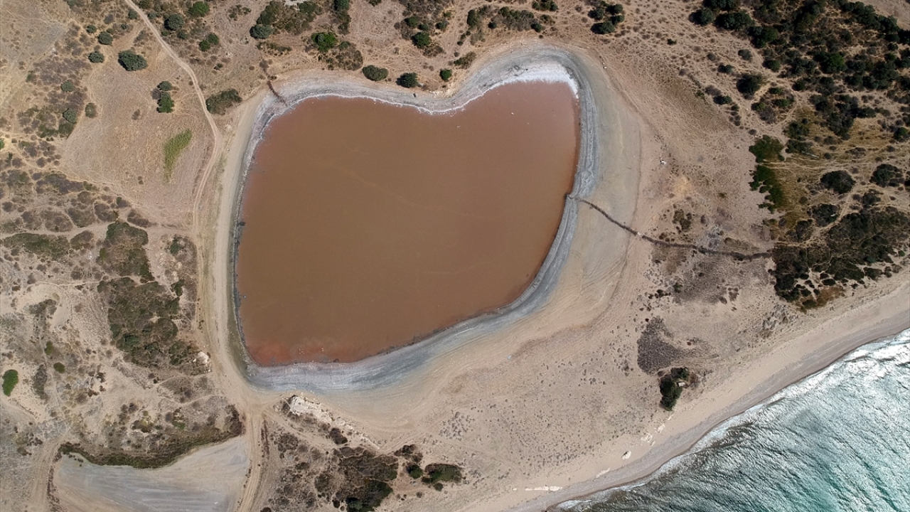 Özellikle eylül aylarında pembeye yakın tonlara bürünen gölde, kasım ve aralıkta bazı günlerde yaşanan ısı değişikliğiyle de aynı renk oluşuyor.
