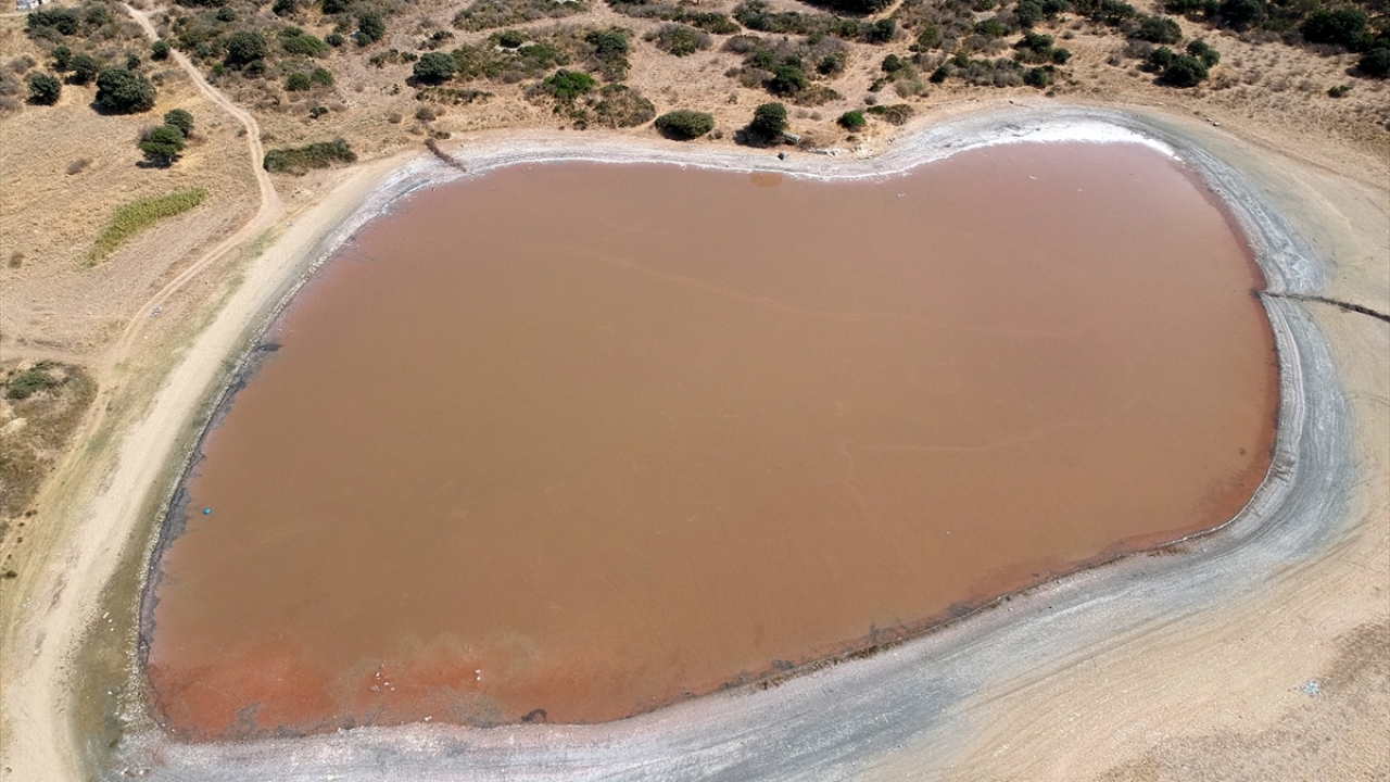 Yaz aylarında suyu azalan göl, dönemsel olarak kalp şeklini de andırıyor.