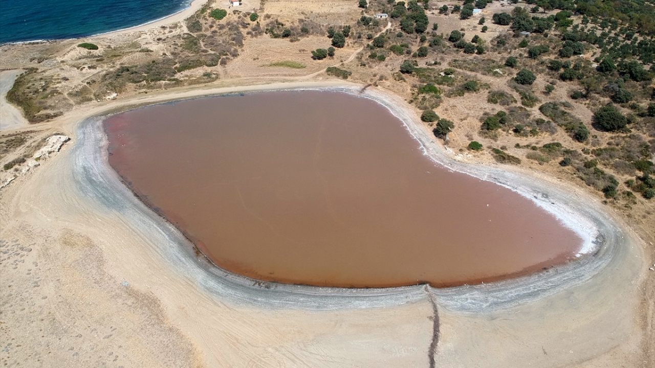 Bölgeye gelen fotoğraf tutkunları ise bu anı çektikleri fotoğraf kareleriyle ölümsüzleştiriyor.