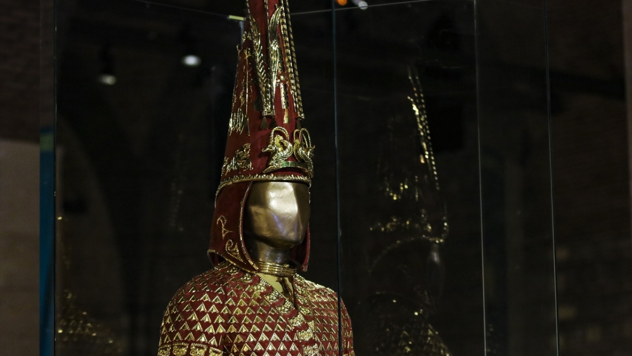 Altın iplikle dikilmiş kaftan ve kalpağın yanı sıra zırhta, silah olarak 150 farklı büyüklükte altın plaka işlenmiş kakmalı uzun demir kılıç, yarısı deri yarısı ahşap hançer, altın işlemeli kamçı bulunuyor. 